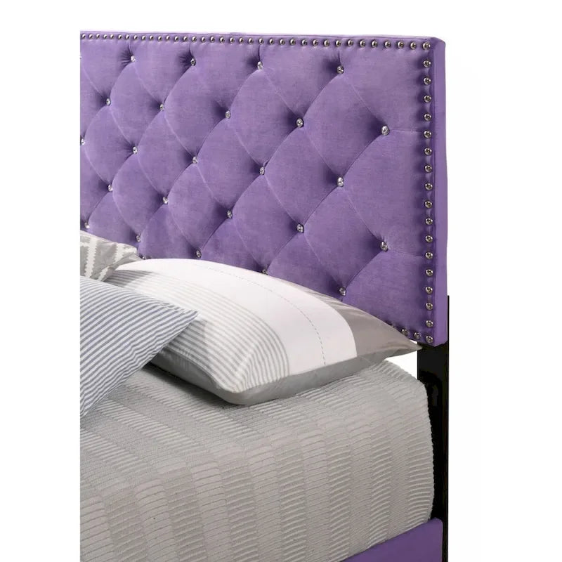 Lit plateforme Queen en velours violet avec garniture cloutée – 1 personne