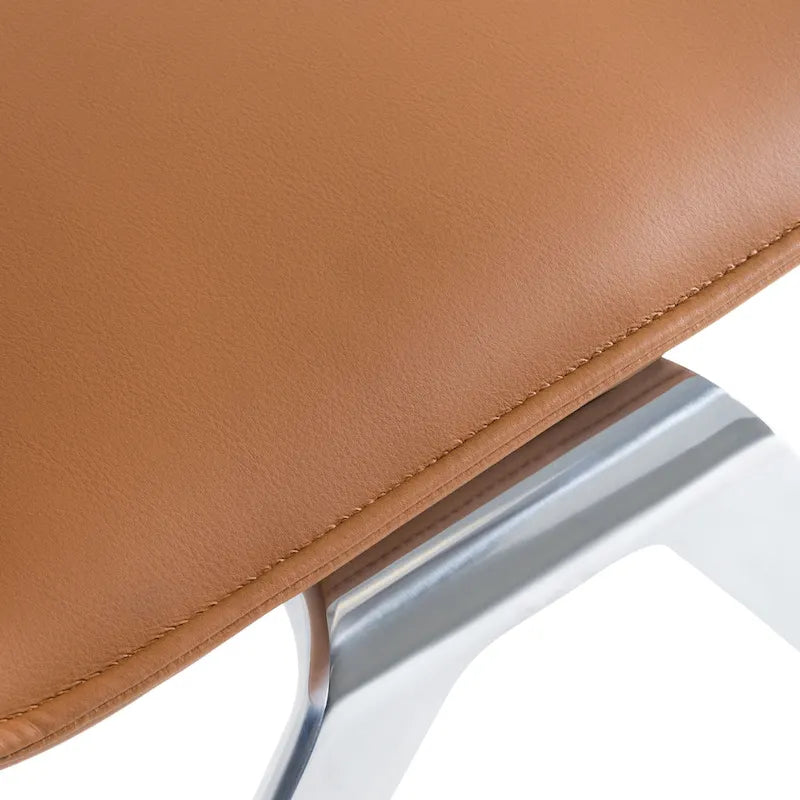 Chaise de bureau moderne latérale en cuir vegan couleur camel avec pieds chromés