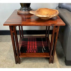 Table d'appoint en bois d'acacia massif avec étagère – Naturel/Acajou, 2 niveaux, 1 personne